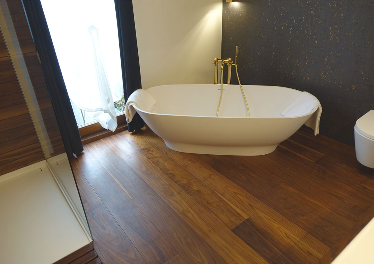 Bad mit Holzboden und Dusche Bad mit Holzboden | Dusche bodenbündig und Badewanne aus Moineralwerkstoff